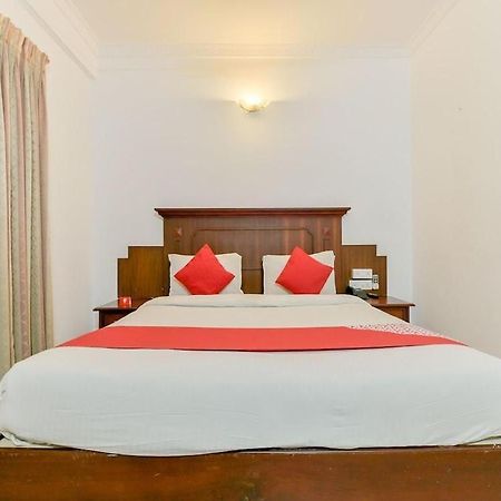 Centre Point Hotel Kochi Buitenkant foto