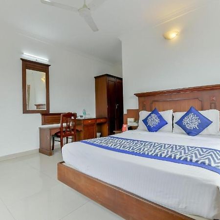 Centre Point Hotel Kochi Buitenkant foto