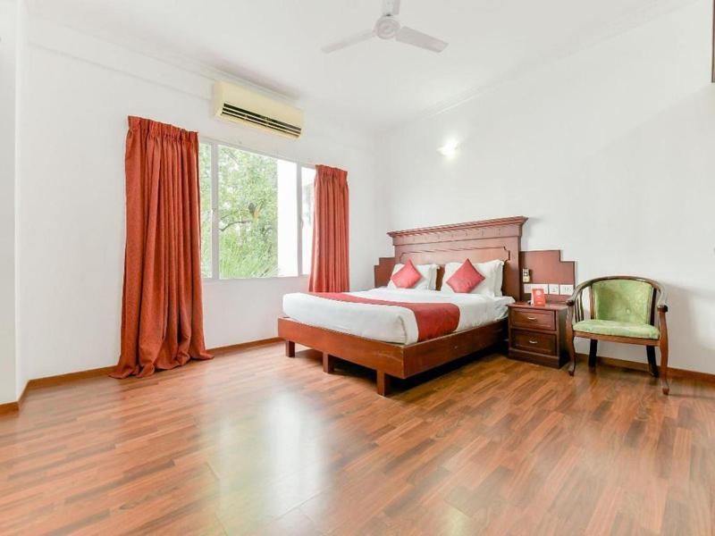 Centre Point Hotel Kochi Buitenkant foto