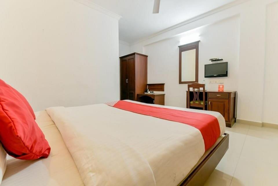 Centre Point Hotel Kochi Buitenkant foto