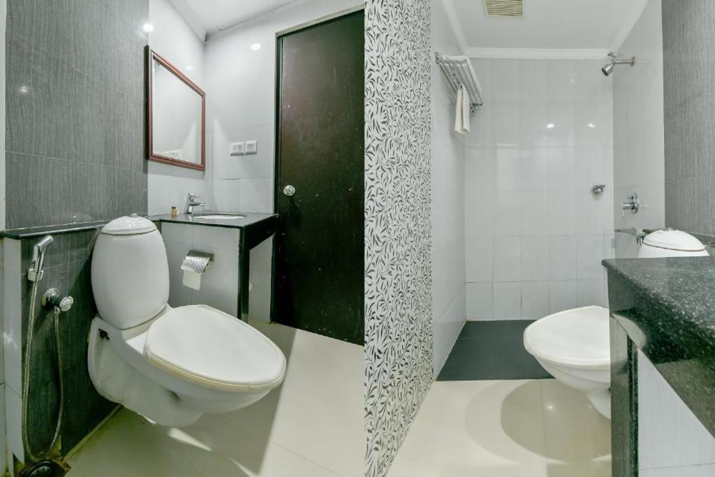 Centre Point Hotel Kochi Buitenkant foto