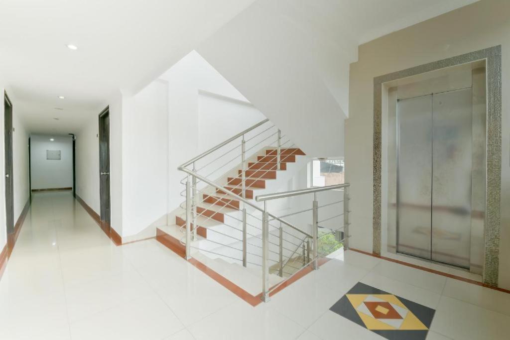 Centre Point Hotel Kochi Buitenkant foto