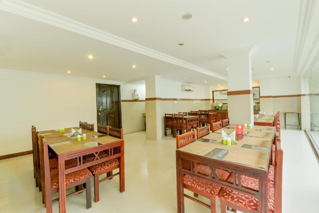 Centre Point Hotel Kochi Buitenkant foto