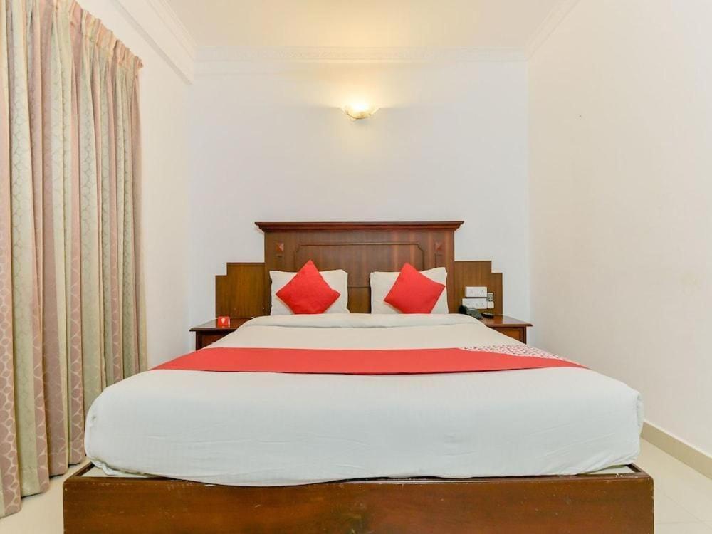 Centre Point Hotel Kochi Buitenkant foto