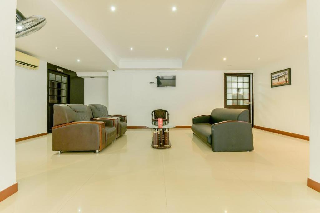 Centre Point Hotel Kochi Buitenkant foto