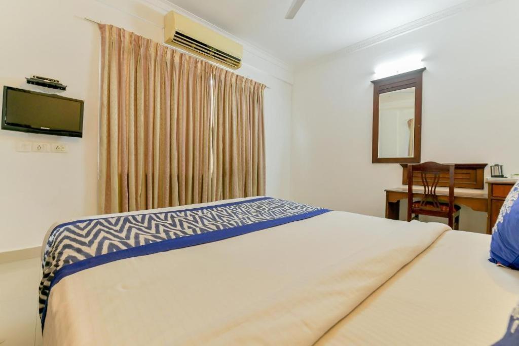 Centre Point Hotel Kochi Buitenkant foto