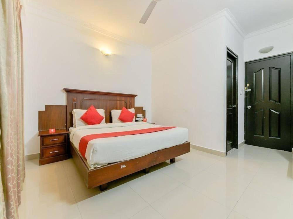 Centre Point Hotel Kochi Buitenkant foto
