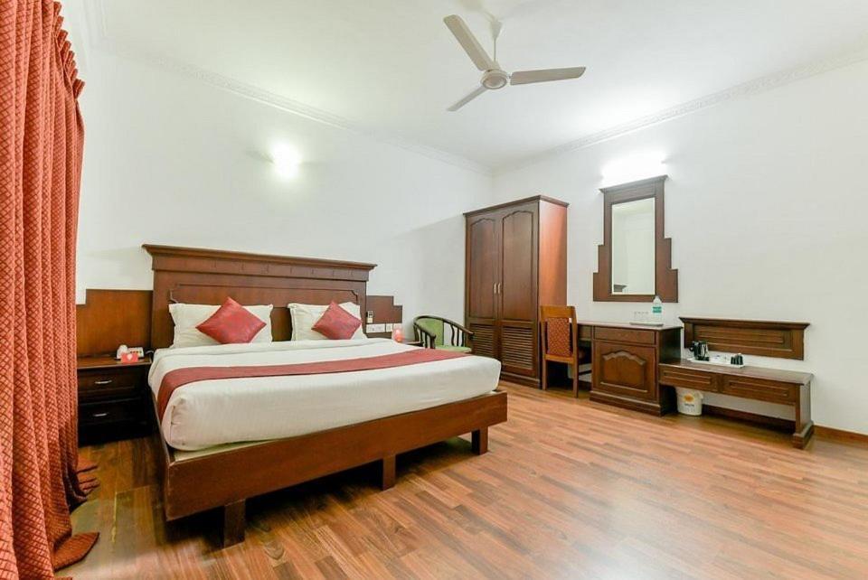 Centre Point Hotel Kochi Buitenkant foto