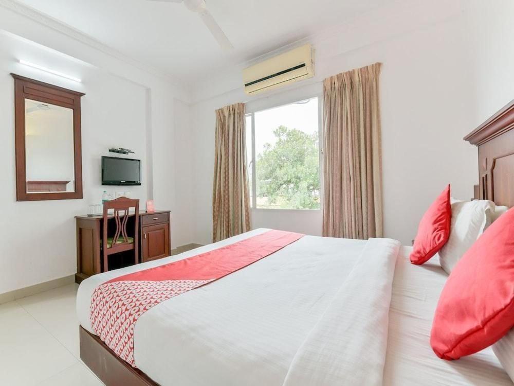 Centre Point Hotel Kochi Buitenkant foto