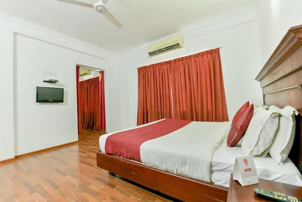 Centre Point Hotel Kochi Buitenkant foto