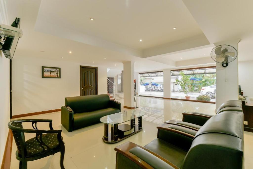 Centre Point Hotel Kochi Buitenkant foto