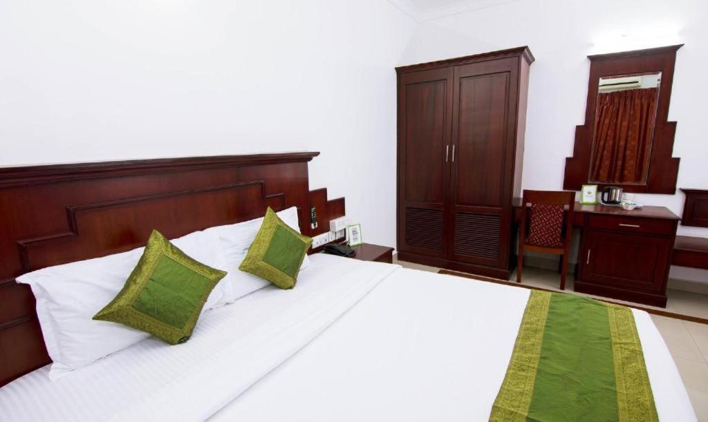 Centre Point Hotel Kochi Buitenkant foto