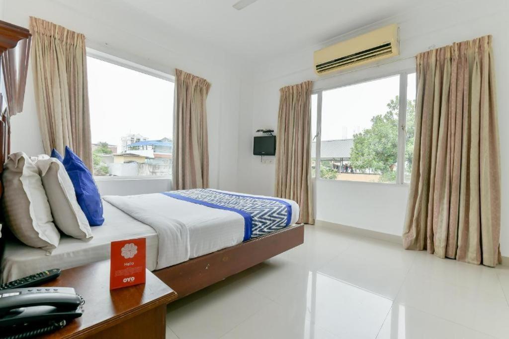 Centre Point Hotel Kochi Buitenkant foto