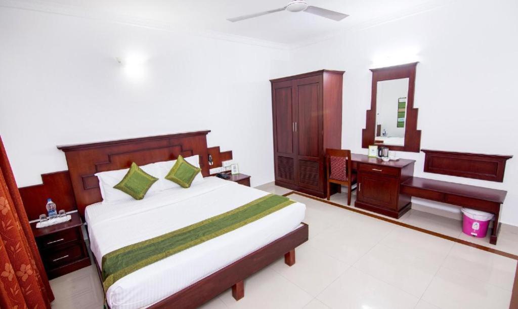 Centre Point Hotel Kochi Buitenkant foto
